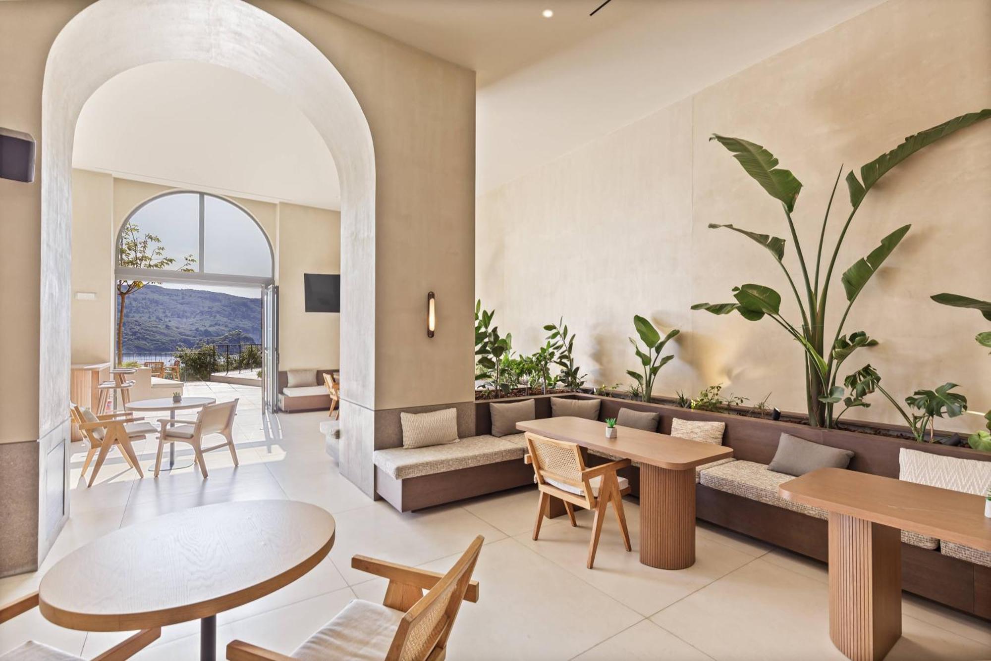 Akrotiri Beach Resort Hotel - Adult Friendly Paleokastritsa Exterior foto The interior of the hotel
