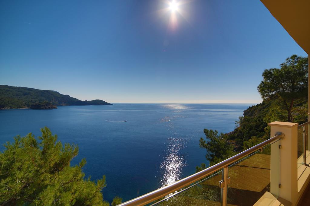 Akrotiri Beach Resort Hotel - Adult Friendly Paleokastritsa Habitación foto View of the Bay of Bakar from the balcony of the apartment